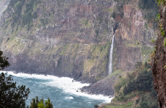 MADEIRA Miradouro de onde se ve a cascata veu da noiva luis-cardoso-QLy85sJ3ojQ-unsplash